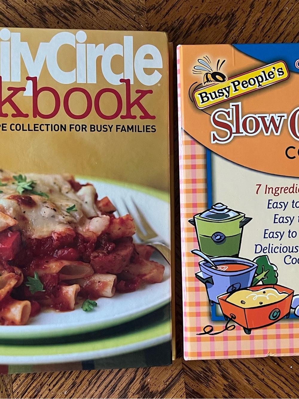 Slow Cooker Cookbook - Orange Cover and Family Circle Cookbook